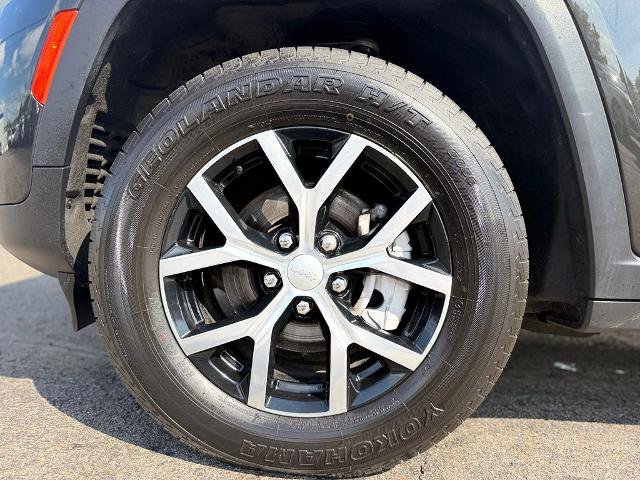 Used 2023 Jeep Grand Cherokee Limited AWD/4WD image 3