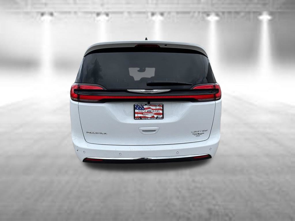 Used 2026 Chrysler Pacifica Limited FWD image 5