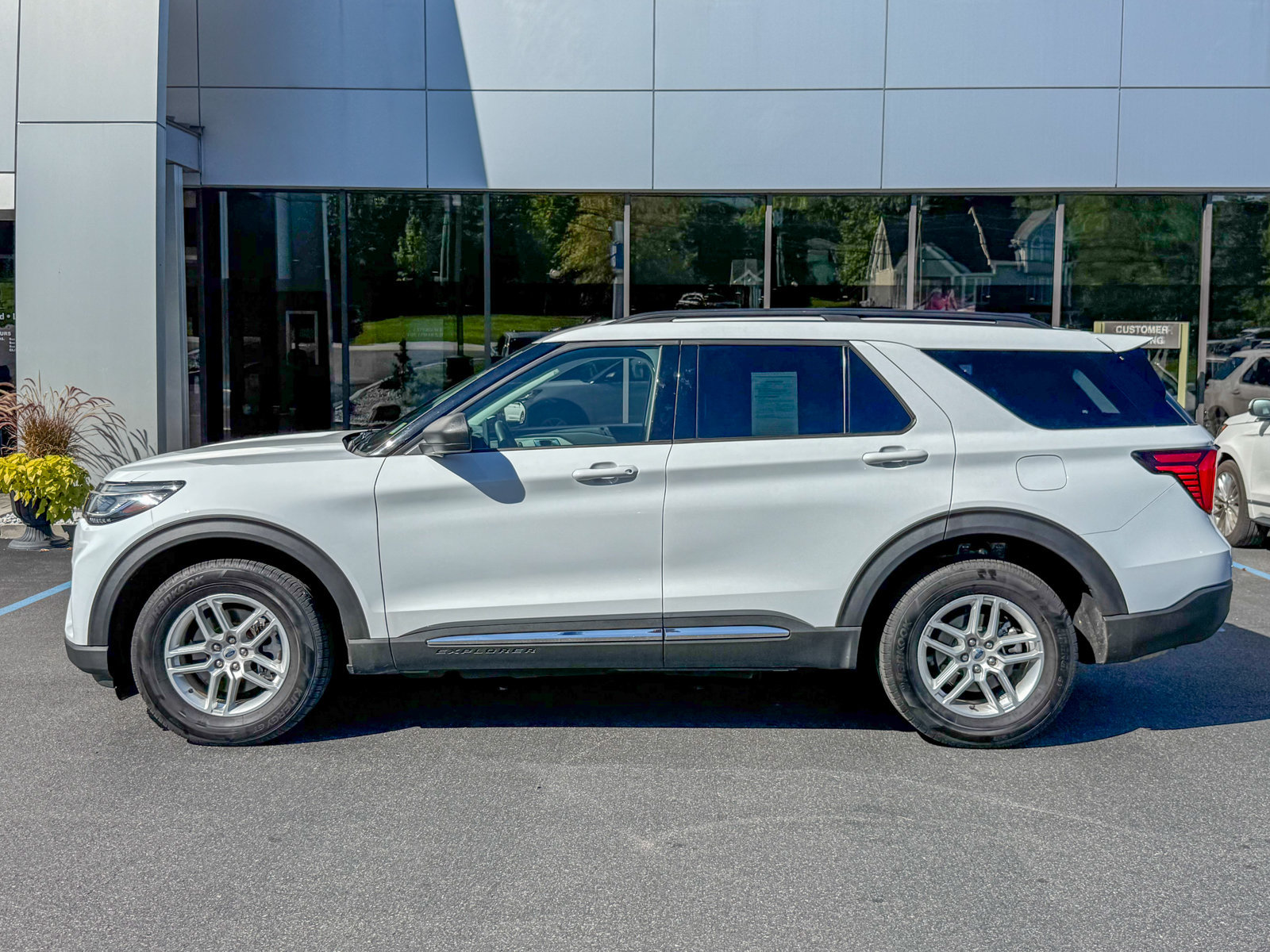 Certified 2025 Ford Explorer Active AWD/4WD image 9