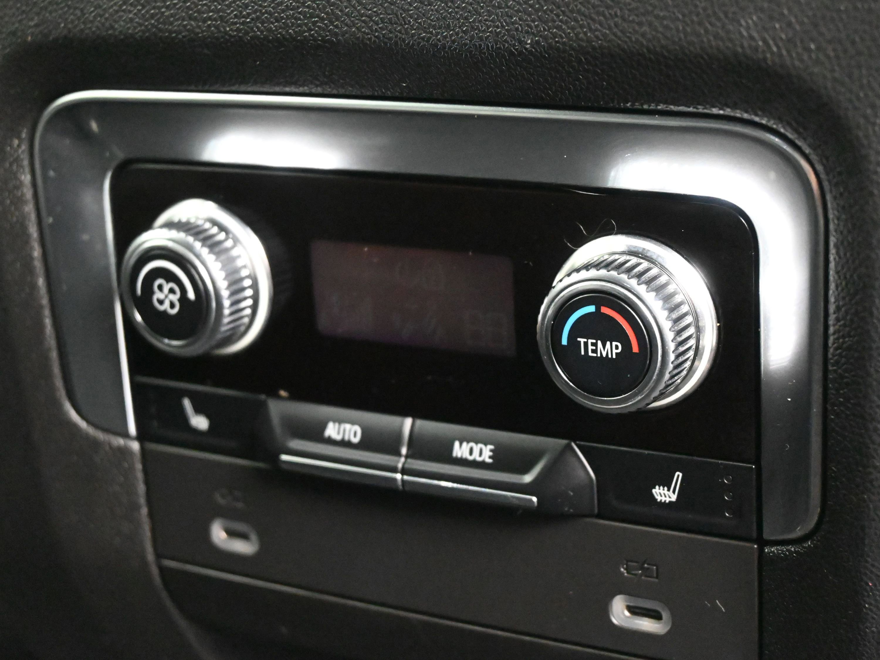 Used 2022 GMC Yukon XL AT4 image 30