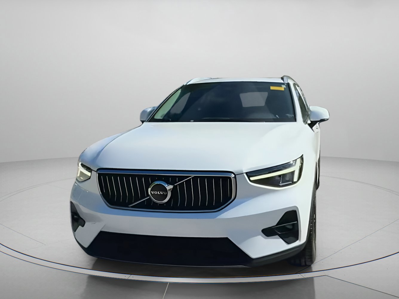 Used 2023 Volvo XC40 B5 Plus image 2