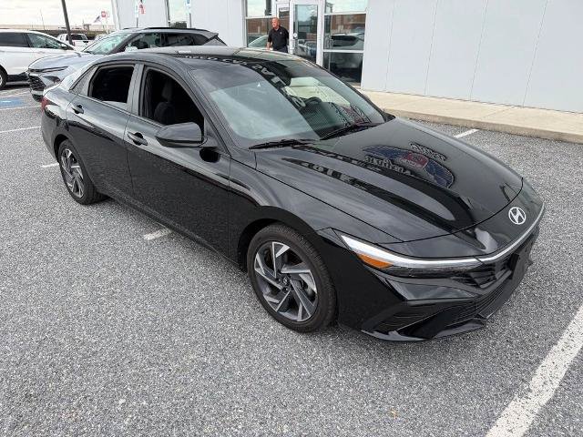 Used 2025 Hyundai Elantra Sport FWD image 2