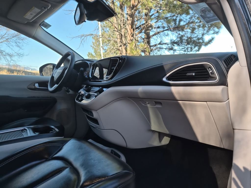 Used 2024 Chrysler Pacifica Select image 33