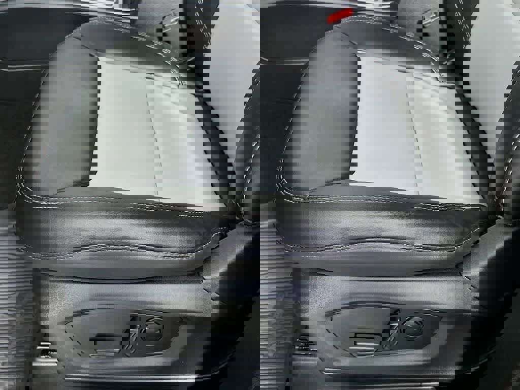 Certified 2022 Ford Explorer XLT w/ Equipment Group 202A image 31