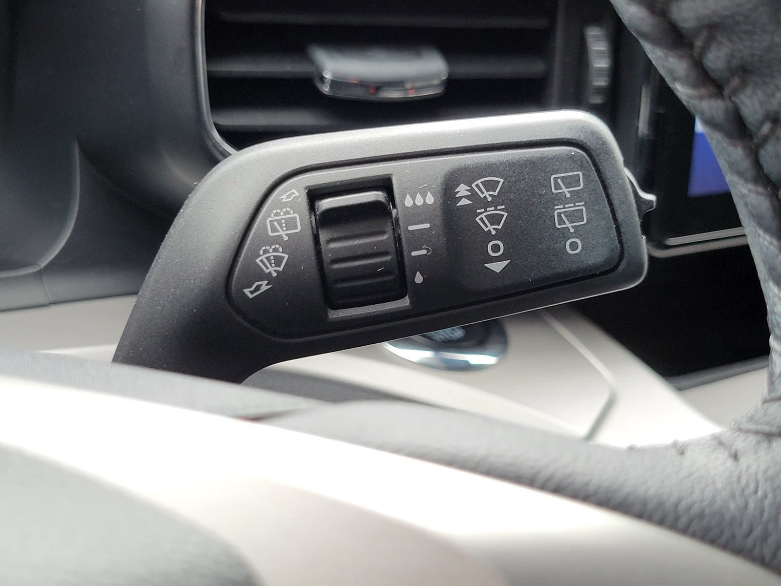 Certified 2024 Ford Explorer XLT w/ Equipment Group 202A AWD/4WD image 18