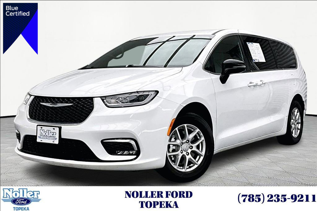 Used 2025 Chrysler Pacifica Select image 1