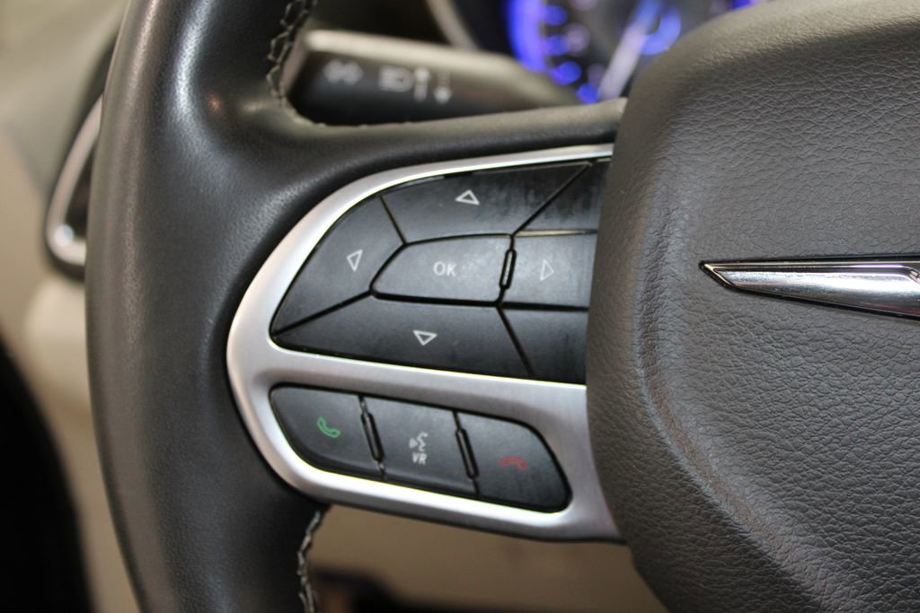 Used 2023 Chrysler Pacifica Limited FWD image 42