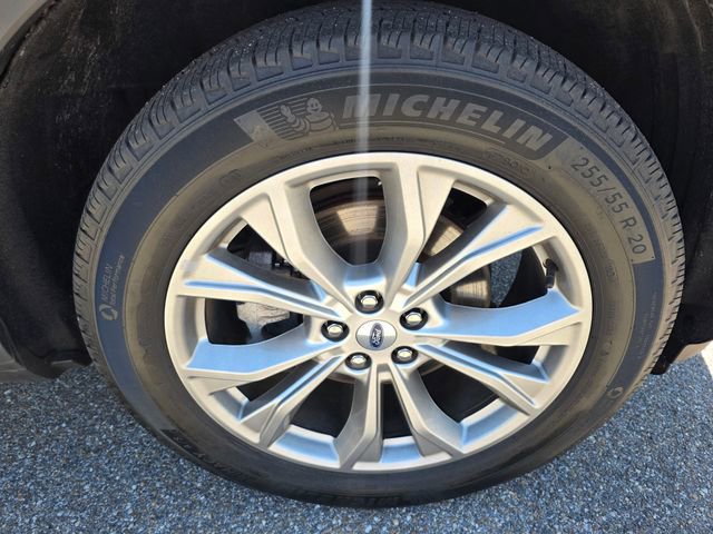 Certified 2023 Ford Explorer XLT w/ Equipment Group 202A AWD/4WD image 9