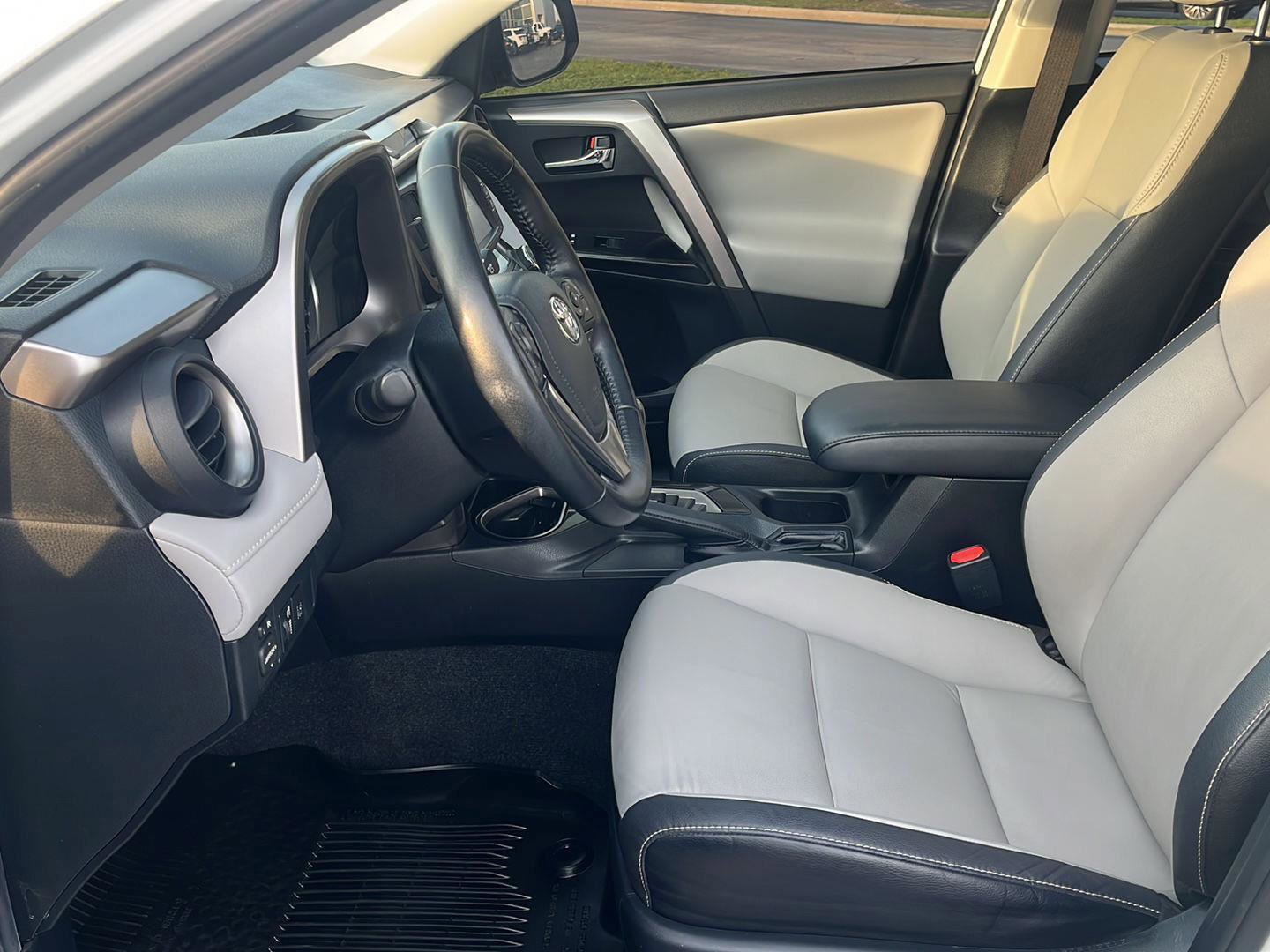 Used 2018 Toyota RAV4 Limited w/ All Weather Liner Package image 10