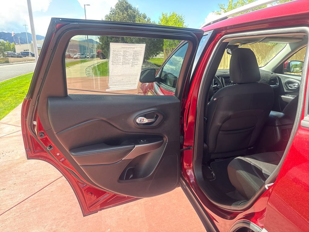 Used 2021 Jeep Cherokee Latitude FWD image 19