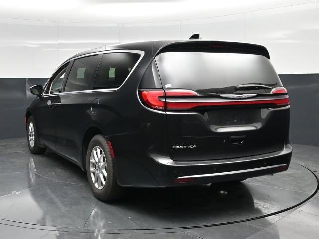 Used 2023 Chrysler Pacifica Touring-L FWD image 13