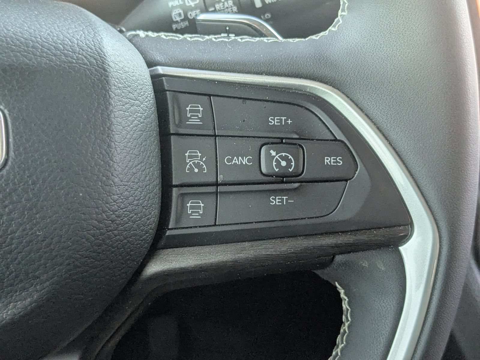 Used 2023 Jeep Grand Cherokee Limited w/ Luxury Tech Group II AWD/4WD image 18
