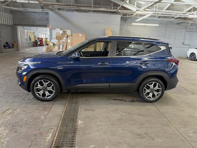 Used 2021 Kia Seltos EX AWD/4WD image 2