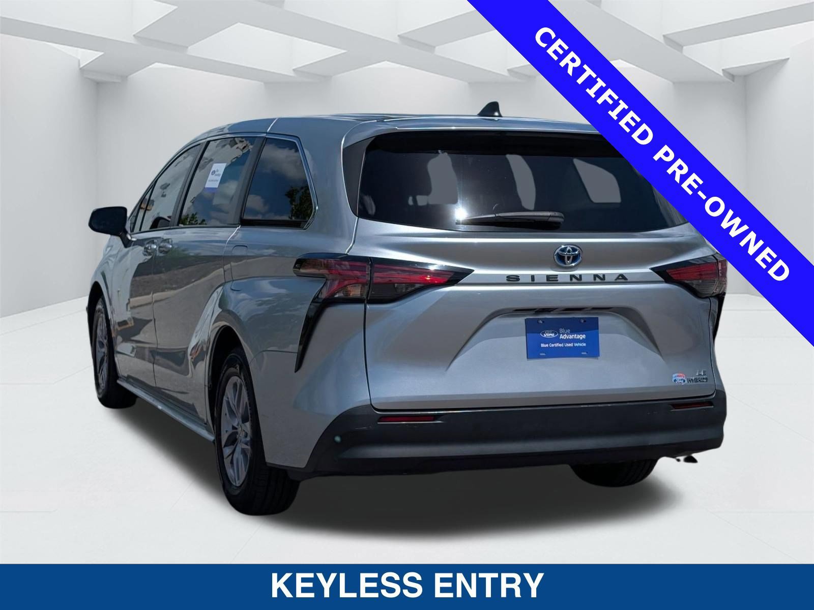 Used 2022 Toyota Sienna LE image 2