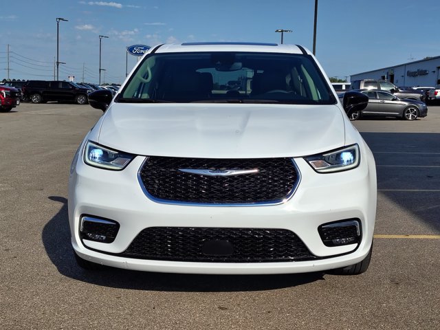 Used 2024 Chrysler Pacifica Limited AWD/4WD image 8