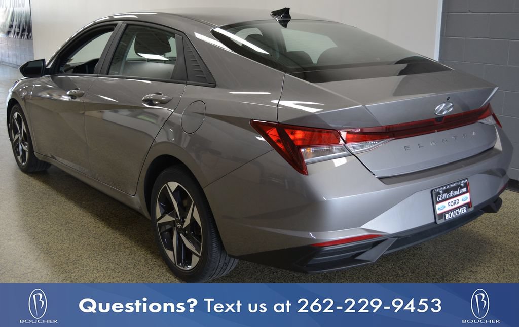 Used 2023 Hyundai Elantra SEL w/ Convenience Package FWD image 3