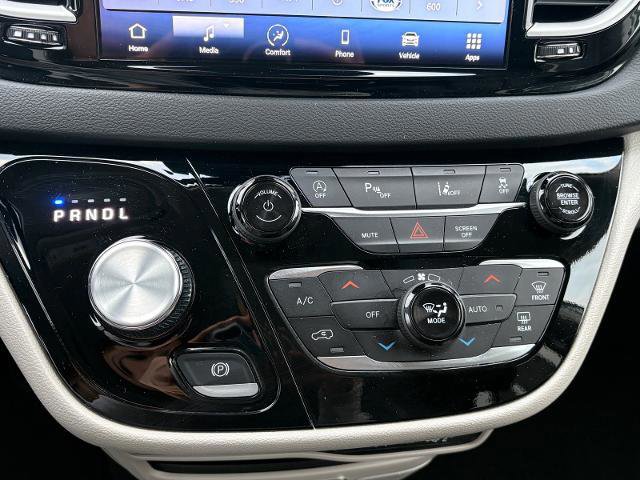 Used 2024 Chrysler Pacifica Touring-L image 21