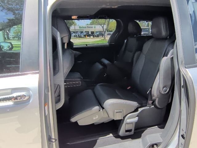 Used 2025 Toyota Sienna Platinum FWD image 17
