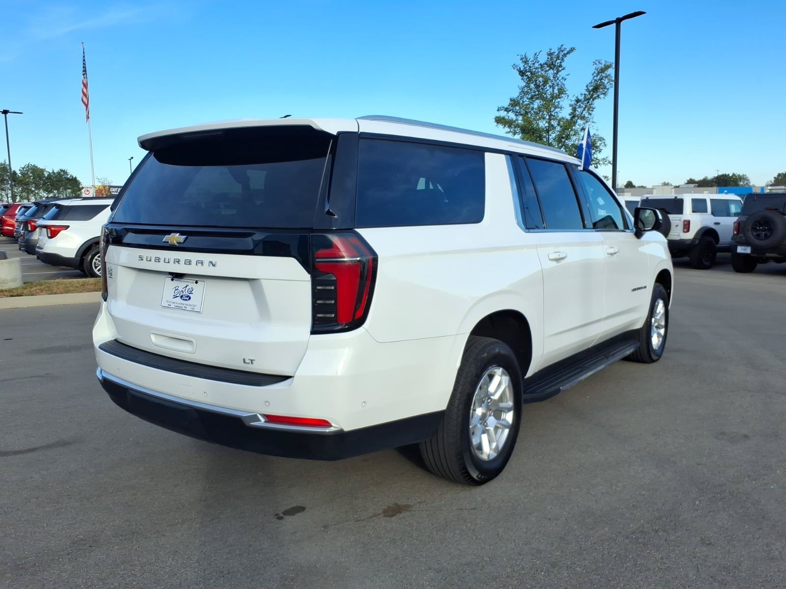 Used 2025 Chevrolet Suburban LT RWD image 3