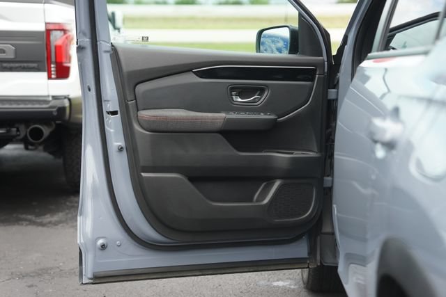 Used 2025 Honda Pilot Sport image 32