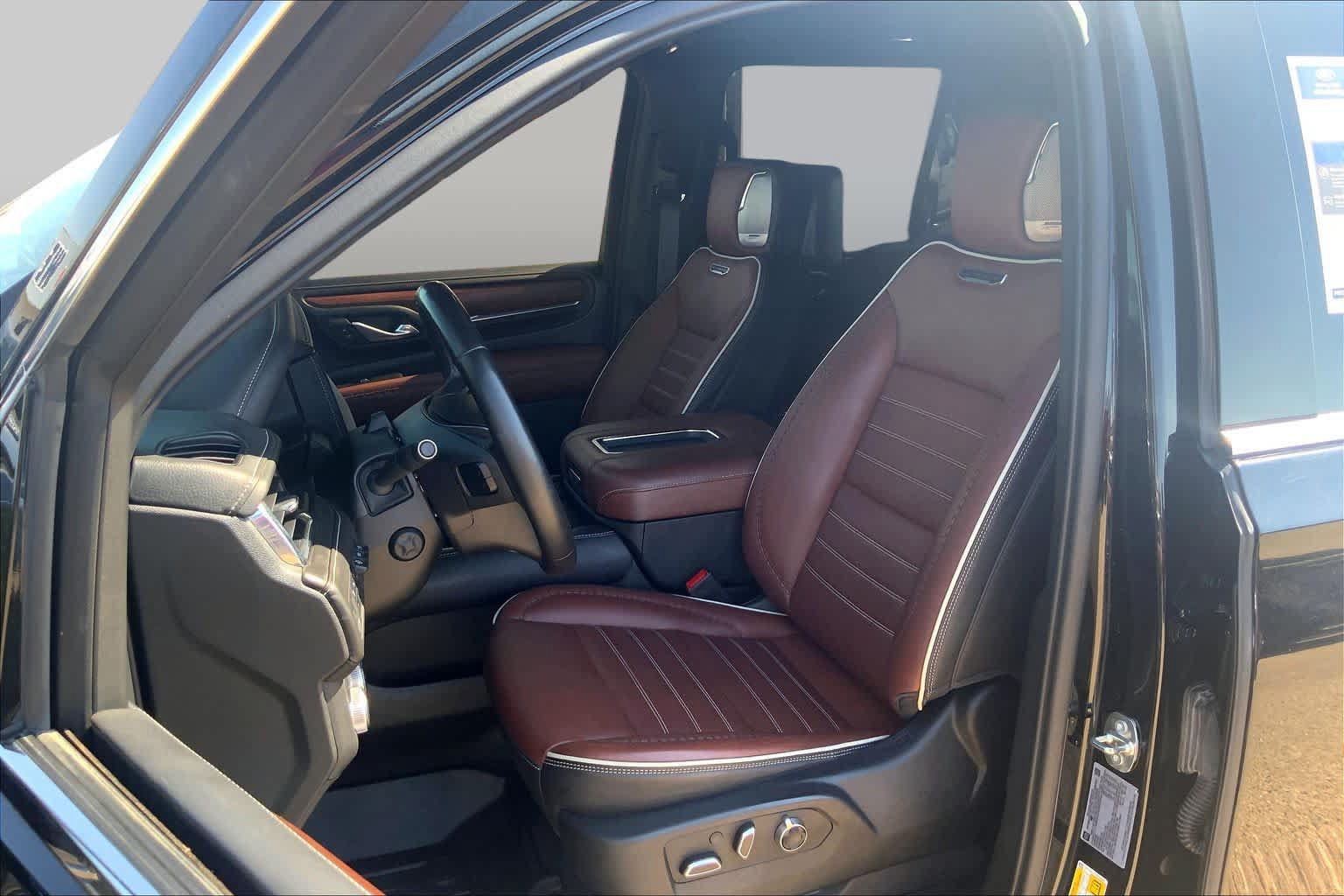 Used 2023 GMC Yukon Denali Ultimate w/ LPO, Floor Liner Package AWD/4WD image 8