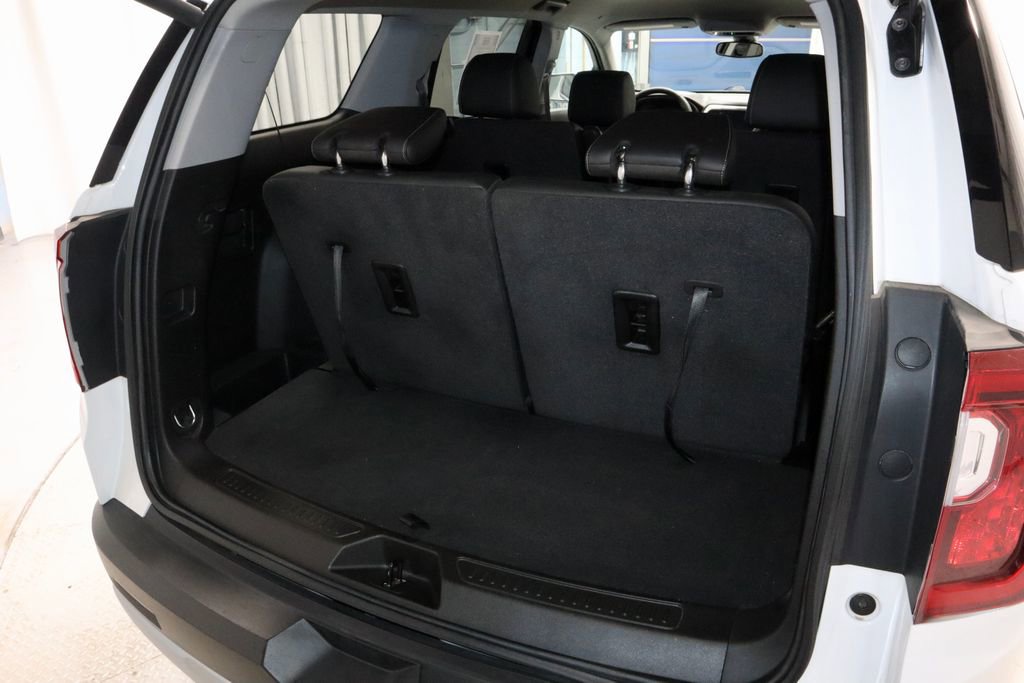 Used 2023 GMC Acadia SLT image 16