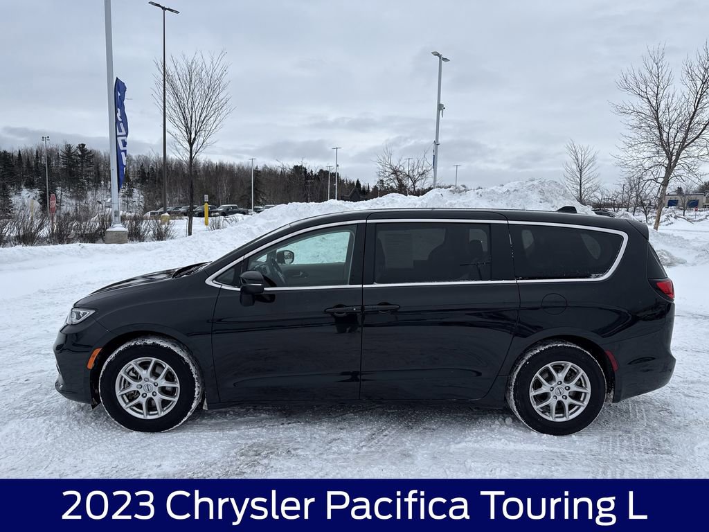 Used 2023 Chrysler Pacifica Touring-L image 10