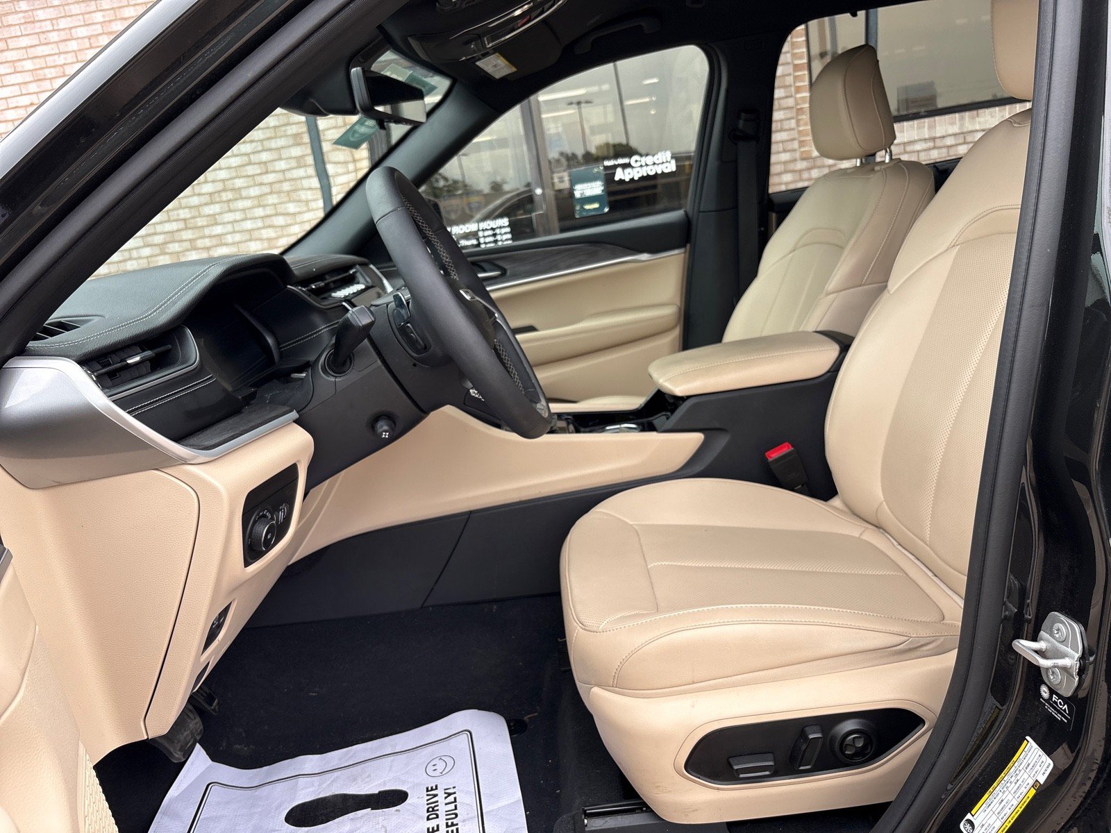 Used 2023 Jeep Grand Cherokee L Limited w/ Luxury Tech Group II AWD/4WD image 3