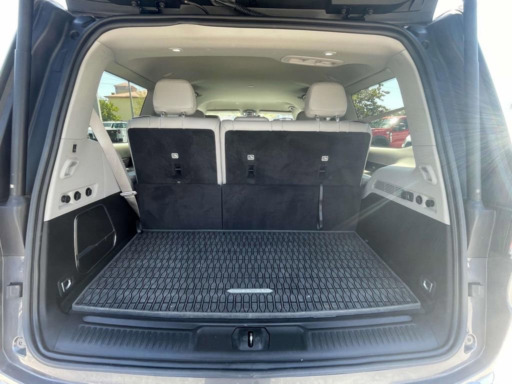 Used 2024 Jeep Wagoneer Series II w/ HD Trailer Tow Package image 9