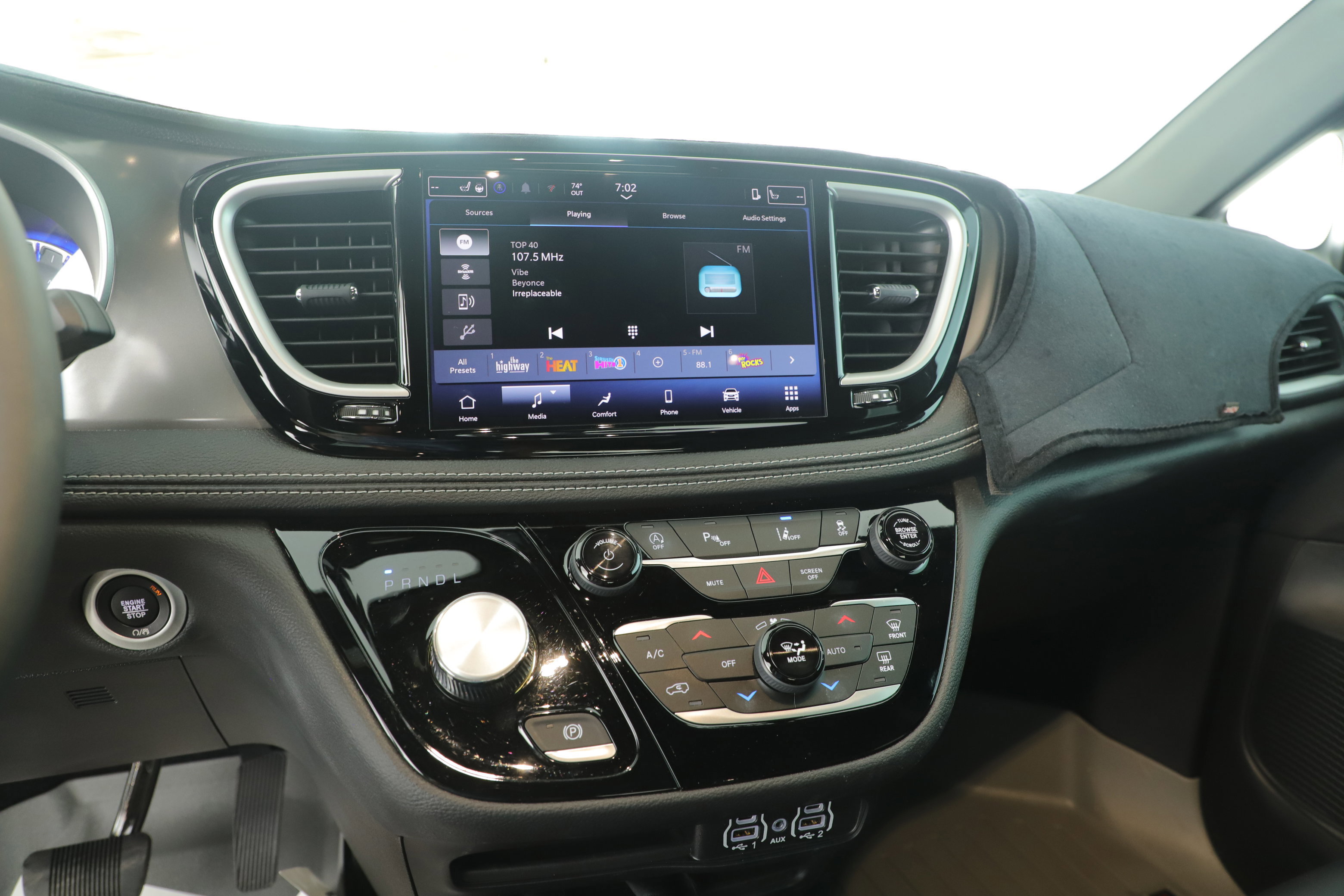 Used 2025 Chrysler Pacifica Select image 19