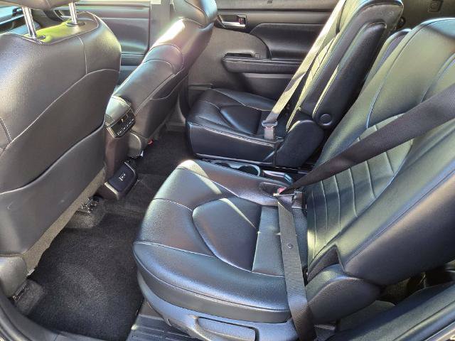 Used 2024 Toyota Highlander XLE AWD/4WD image 11