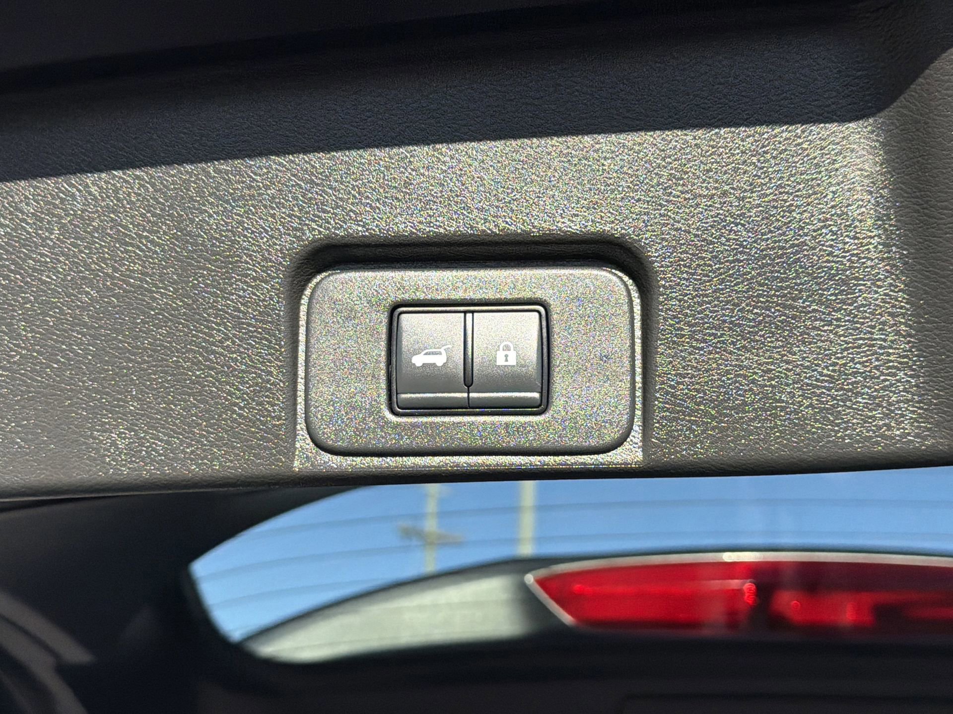 Used 2024 Nissan Rogue SV image 30