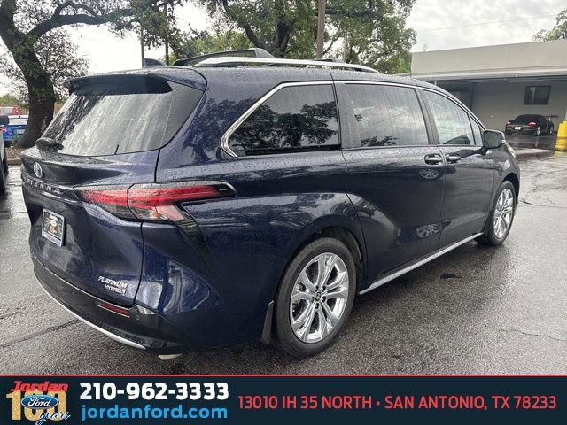 Used 2024 Toyota Sienna Platinum FWD image 7