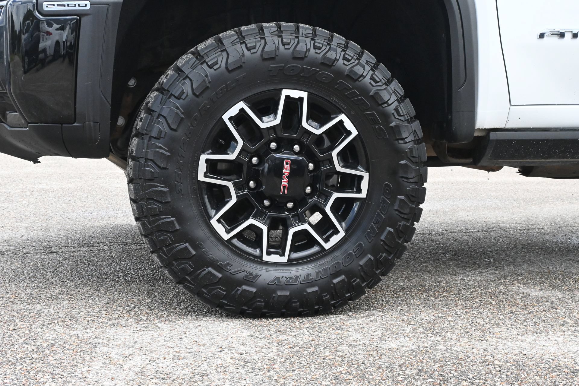 Used 2025 GMC Sierra 2500 AT4X AWD/4WD image 28