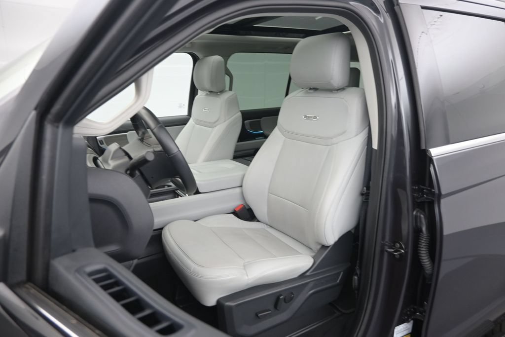 Certified 2025 Ford Expedition Platinum w/ Driver's Package AWD/4WD image 9