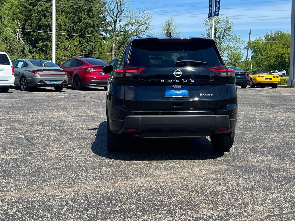 Used 2024 Nissan Rogue SV AWD/4WD image 7