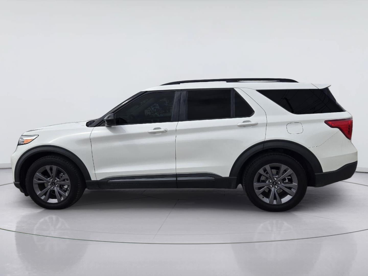 Certified 2023 Ford Explorer XLT w/ Equipment Group 202A RWD image 5