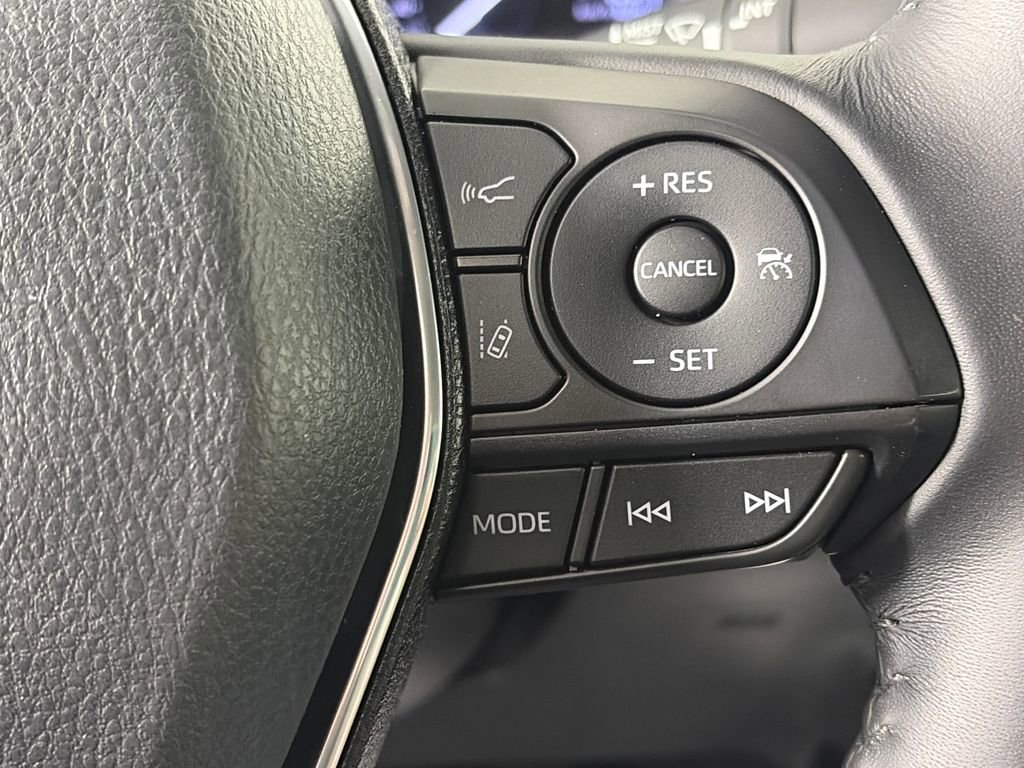 Used 2020 Toyota Camry SE w/ Carpet Mat Package FWD image 18
