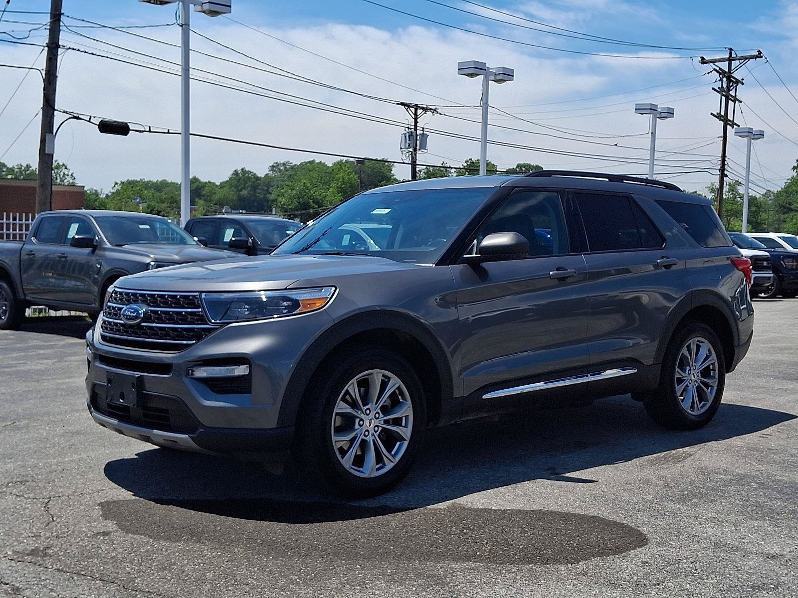 Certified 2023 Ford Explorer XLT w/ Equipment Group 202A AWD/4WD image 3