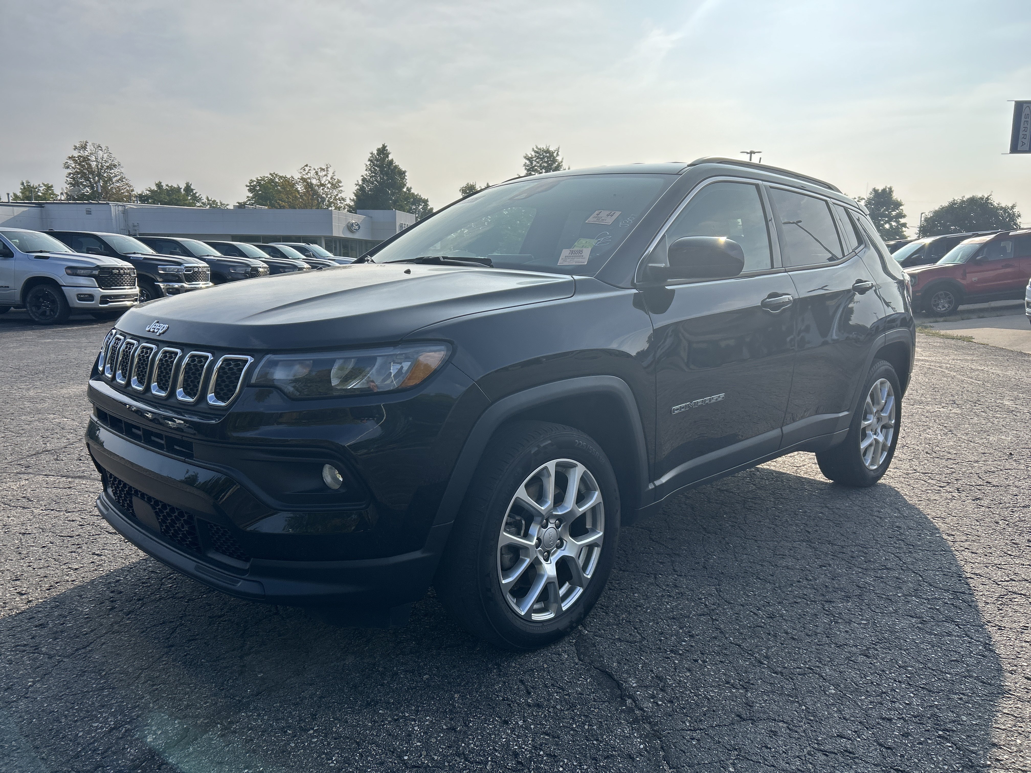 Used 2023 Jeep Compass Latitude AWD/4WD image 8