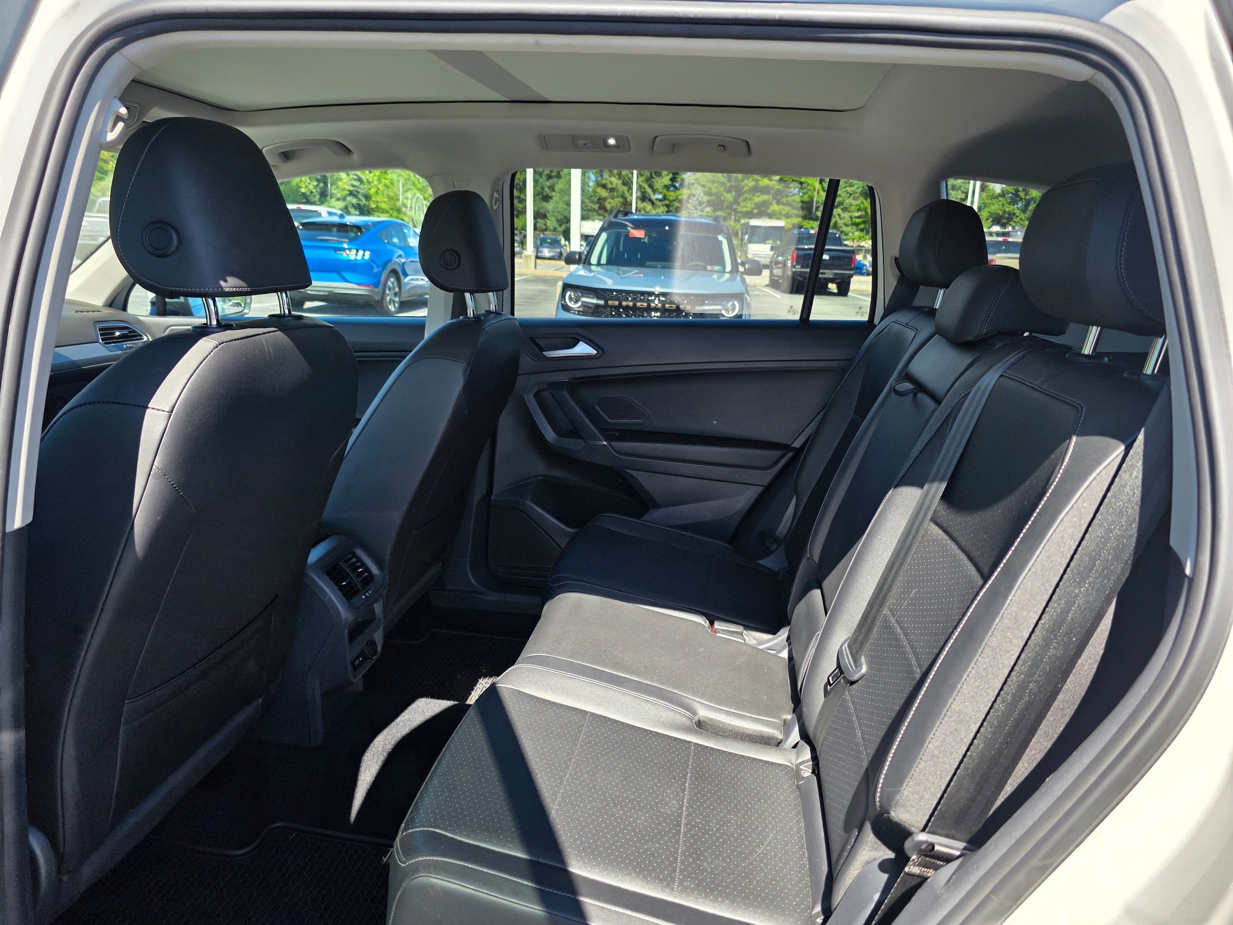 Used 2020 Volkswagen Tiguan SE w/ Panoramic Sunroof Package AWD/4WD image 10