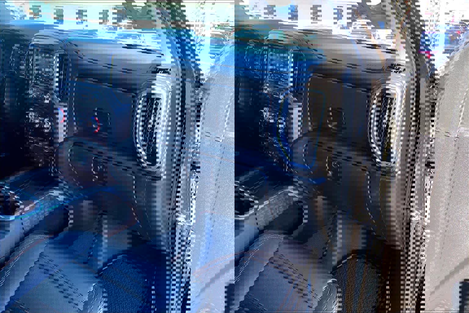 Used 2022 GMC Sierra 2500 Denali w/ Denali Black Diamond Edition image 18