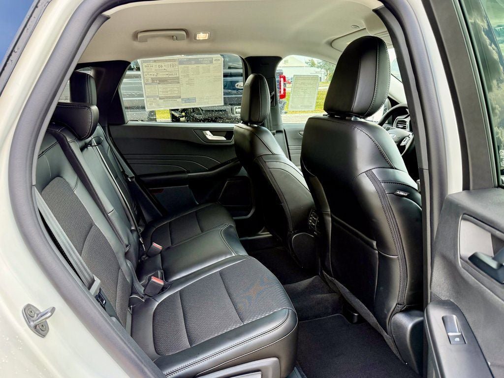 Certified 2025 Ford Escape SE FWD image 16