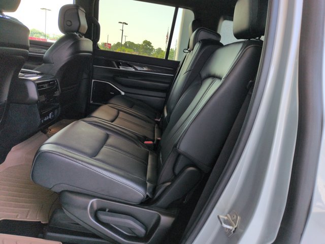Used 2022 Jeep Wagoneer Series III w/ Premium Group I AWD/4WD image 30