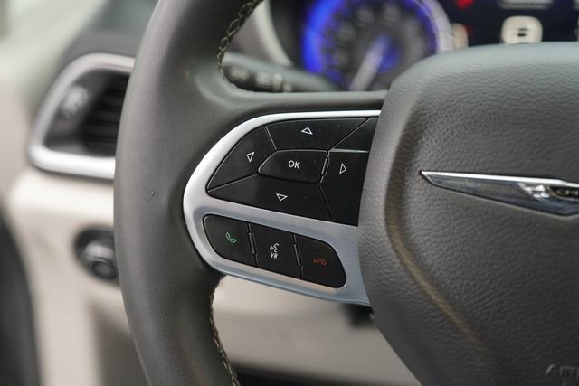 Used 2023 Chrysler Pacifica Touring-L FWD image 24