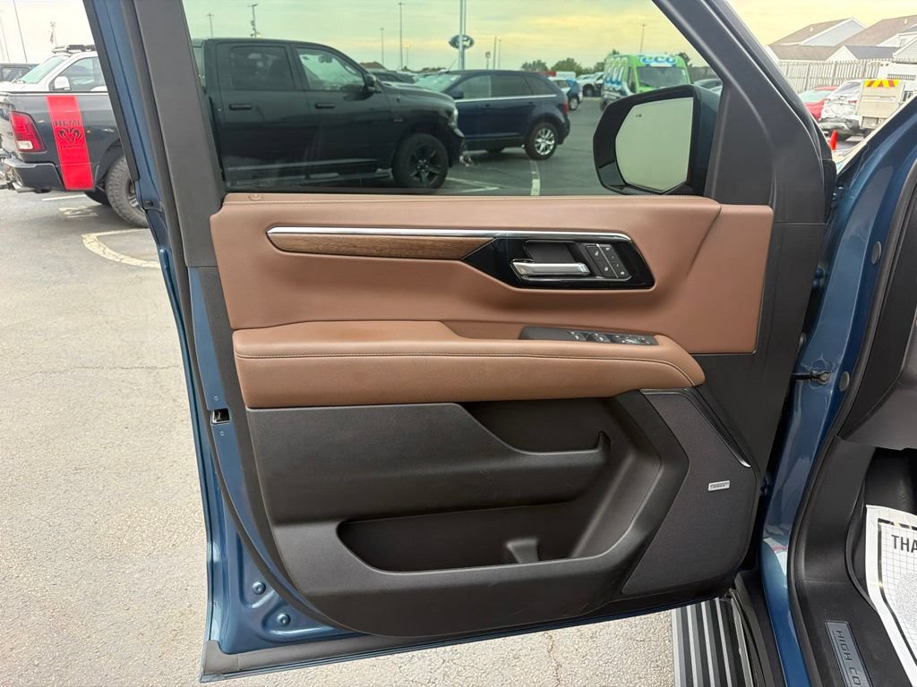 Used 2025 Chevrolet Tahoe High Country AWD/4WD image 23