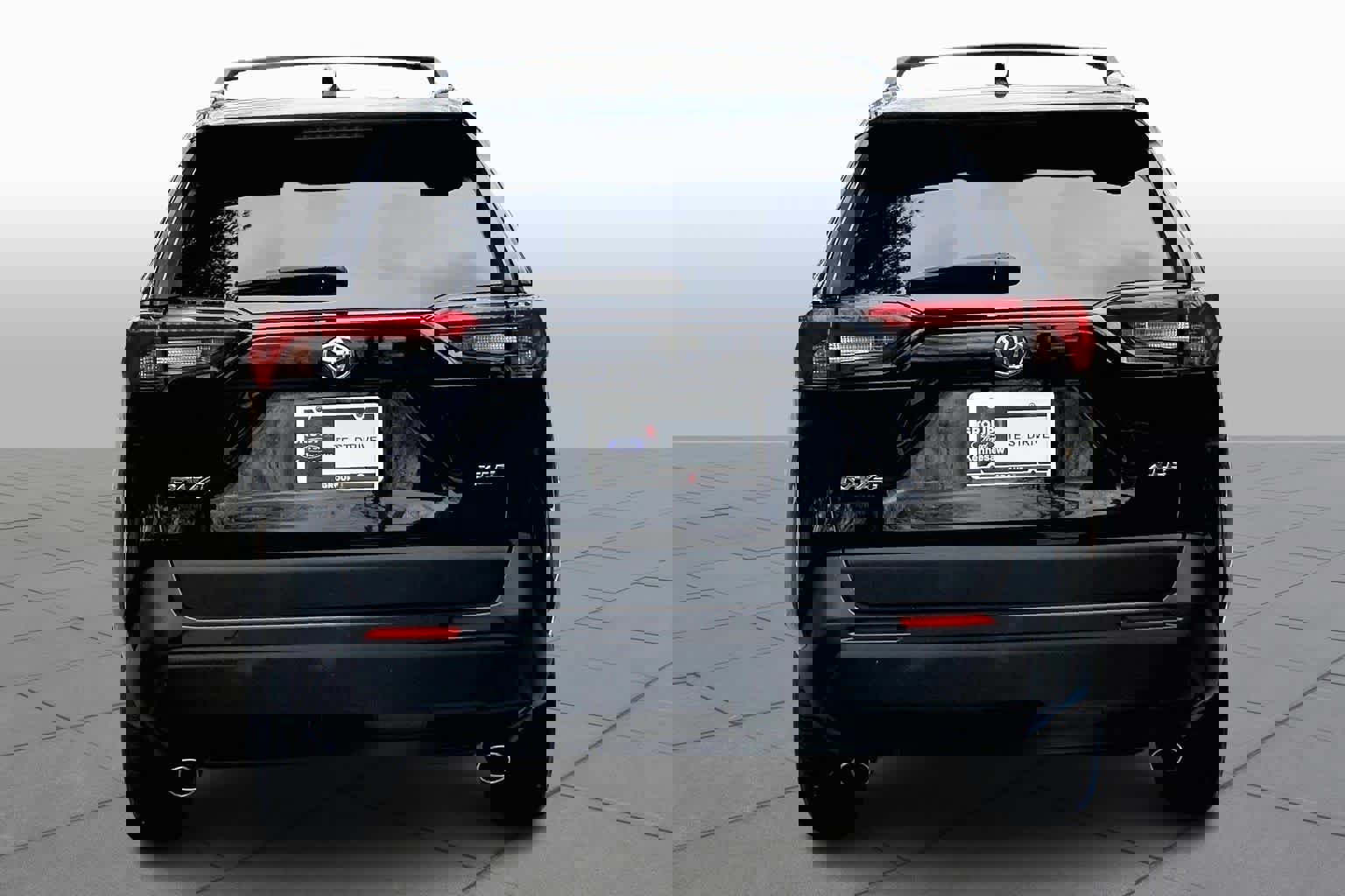 Used 2020 Toyota RAV4 XLE w/ Convenience Package image 3