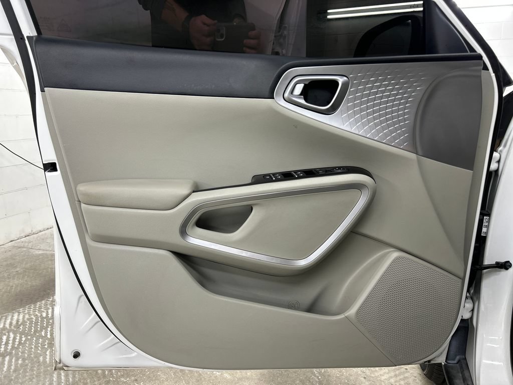 Used 2025 Kia Soul LX w/ LX Technology Package FWD image 16
