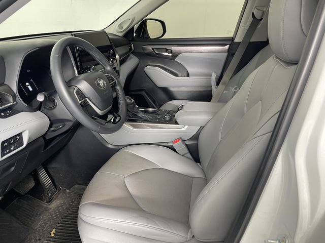 Used 2024 Toyota Highlander Limited AWD/4WD image 2