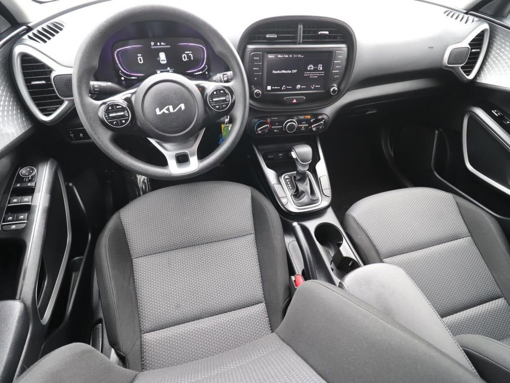 Used 2025 Kia Soul LX w/ LX Technology Package image 10